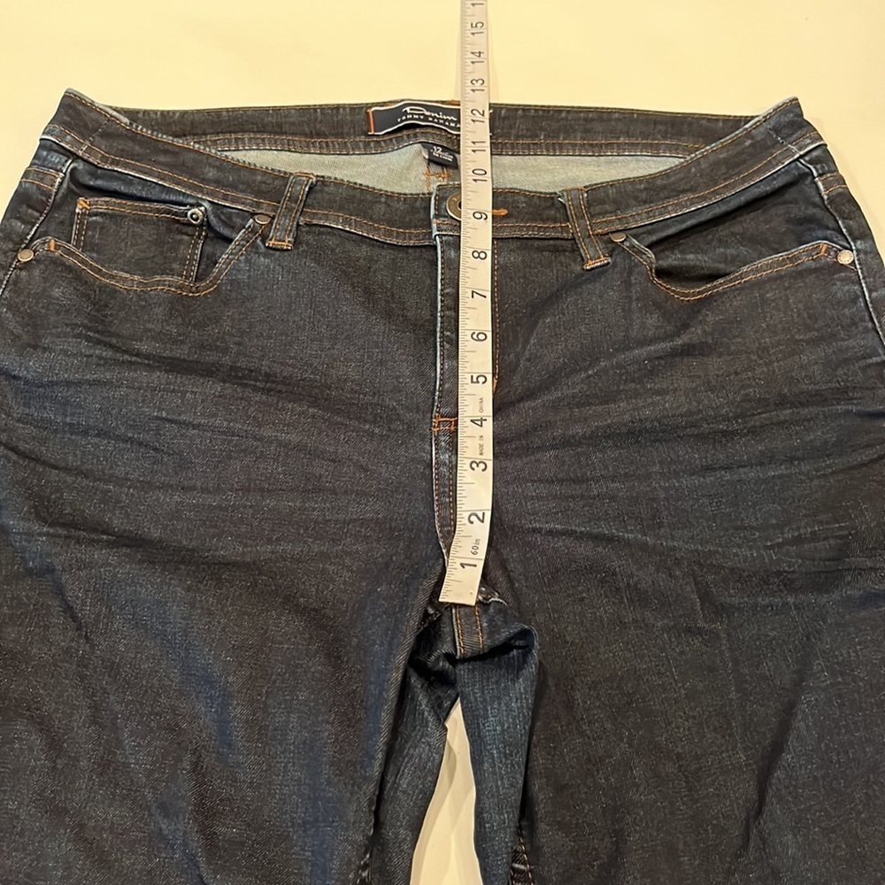 Tommy Bahama Crop Mid Rise Size 12 - Picture 6 of 16